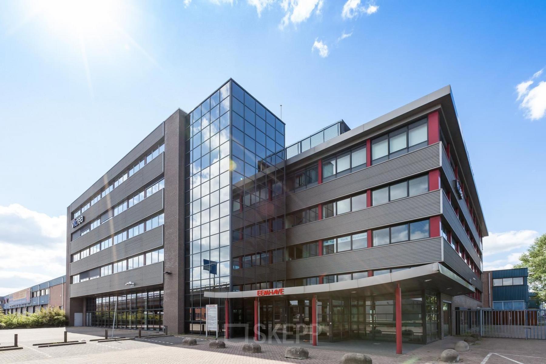 Modern office building at Vanadiumweg 11, Amersfoort Isselt, ideal for office space rental opportunities.