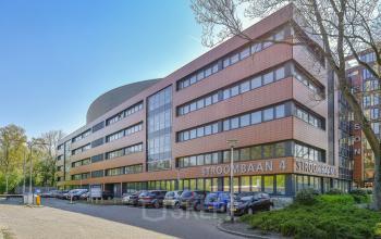 Exterior view of office building at Stroombaan 4, Amstelveen, ideal for office space rental with ample parking.