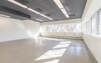 Spacious and well-lit office space available for rent with large windows at Stroombaan 4, Amstelveen.