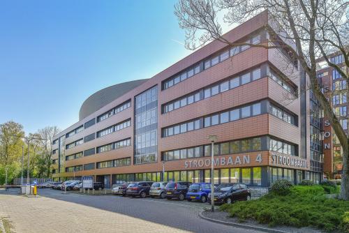 Exterior view of office building at Stroombaan 4, Amstelveen, ideal for office space rental with ample parking.