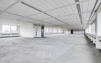 Spacious unfurnished office to rent at De Gondel 1, Amstelveen, featuring large windows and ample open floor plan for flexible office space rental.