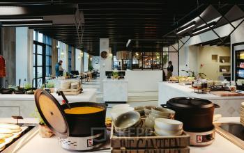 Modern office kitchen space at Joan Muyskenweg 137, Amsterdam Amstel Business Park, featuring a well-equipped area with counters and dining options, suitable for office space rental.