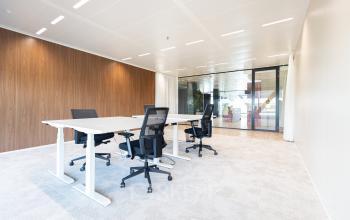 Spacious and well-lit office space rental at Joan Muyskenweg 137, featuring modern desks and chairs in the Amsterdam Amstel Business Park.