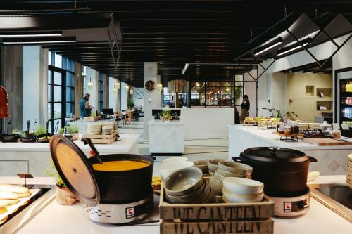 Modern office kitchen space at Joan Muyskenweg 137, Amsterdam Amstel Business Park, featuring a well-equipped area with counters and dining options, suitable for office space rental.