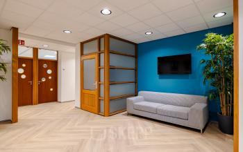 Modern office space at Joan Muyskenweg 82 in Amsterdam Amstel Business Park featuring a cozy lounge area with a comfortable sofa and stylish decor, available for office space rental.