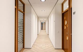 Interior corridor of Joan Muyskenweg 82 in Amsterdam Amstel Business Park, showcasing modern design and potential office space rental opportunities.
