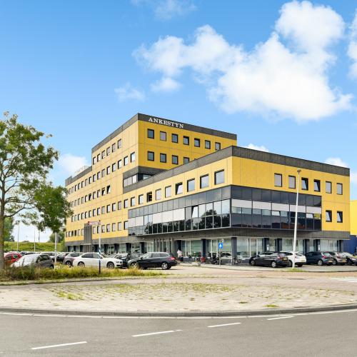 Modern office building at Joan Muyskenweg 40-148 in Amsterdam Amstel Business Park, featuring large windows and ample parking space.