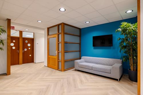 Modern office space at Joan Muyskenweg 82 in Amsterdam Amstel Business Park featuring a cozy lounge area with a comfortable sofa and stylish decor, available for office space rental.