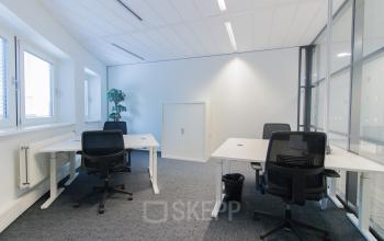 Modern office space rental at Joop Geesinkweg 901-999, Amsterdam Amstel Business Park with clean lines, plenty of light, and office furnishings.