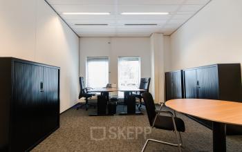Modern and well-lit office space rental at Joop Geesinkweg 901-999, in Amsterdam Amstel Business Park, with desks, chairs and storage cabinets.