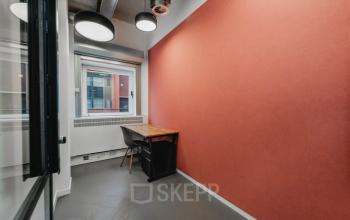 Small furnished office space with a desk and chair at H.J.E. Wenckebachweg 90-108 in Amsterdam Amstel Business Park.