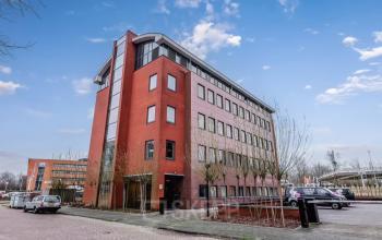 Exterior view of an office building at H.J.E. Wenckebachweg 90-108 in Amsterdam Amstel Business Park, suitable for office space rental.