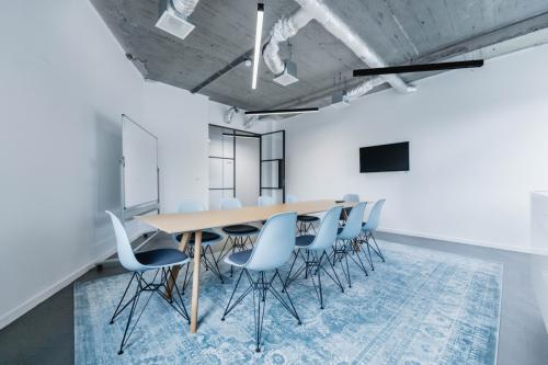 Modern conference room with a long table and sleek chairs located at H.J.E. Wenckebachweg 90-108, in Amsterdam Amstel Business Park, available for office space rental.