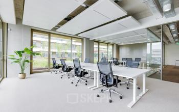 Bright office space at Willem Fenengastraat 16, Amsterdam Amstel, featuring modern furnishings and workstations available for rent.