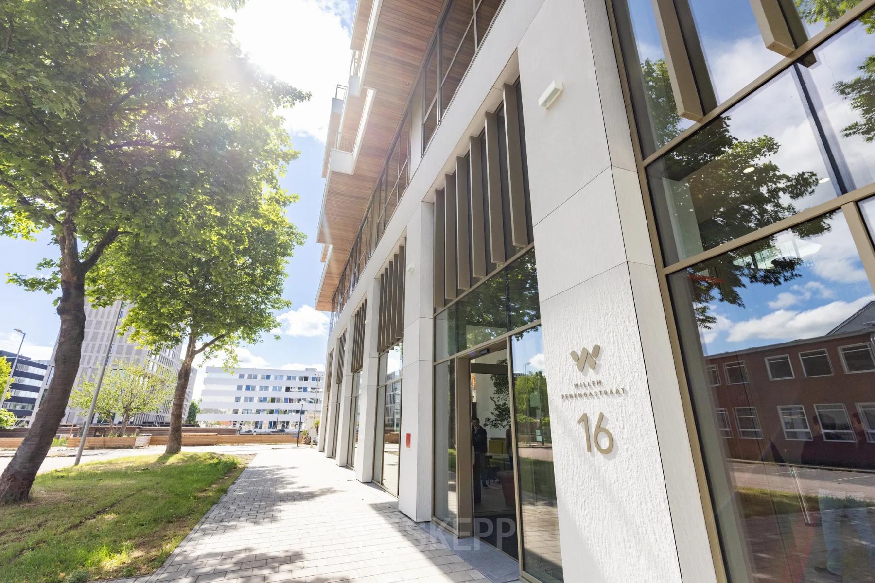 Exterior view of office building at Willem Fenengastraat 16, Amsterdam Amstel, ideal for office space rental.