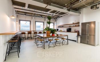 Contemporary office space rental at Wibautstraat 135, Amsterdam Amstel, featuring a communal dining area with modern furnishings.