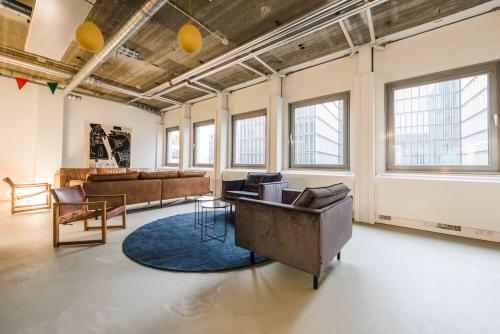 Contemporary office space rental at Wibautstraat 135, Amsterdam Amstel, featuring stylish seating and ample natural light.