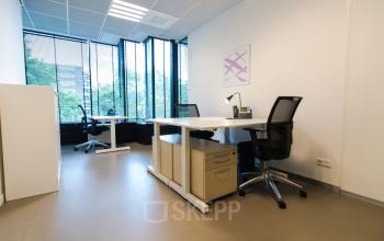 Modern office space rental at De Cuserstraat 93, Amsterdam Buitenveldert, with well-lit desks and ergonomic chairs.
