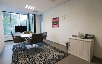 Modern office space rental at De Cuserstraat 93, Amsterdam Buitenveldert, featuring a well-appointed meeting room with stylish decor.