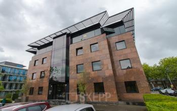 Modern exterior of office space rental at De Cuserstraat 93, Amsterdam Buitenveldert with prominent windows and a sleek facade.