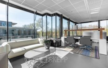 Modern office space rental at De Cuserstraat 93, Amsterdam Buitenveldert with chic furnishings and abundant natural light.