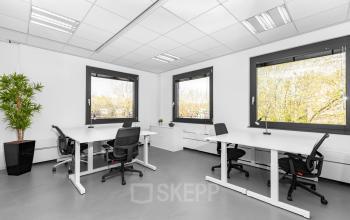 Modern office space rental at De Cuserstraat 93, Amsterdam Buitenveldert, featuring well-lit rooms and ergonomic furniture.