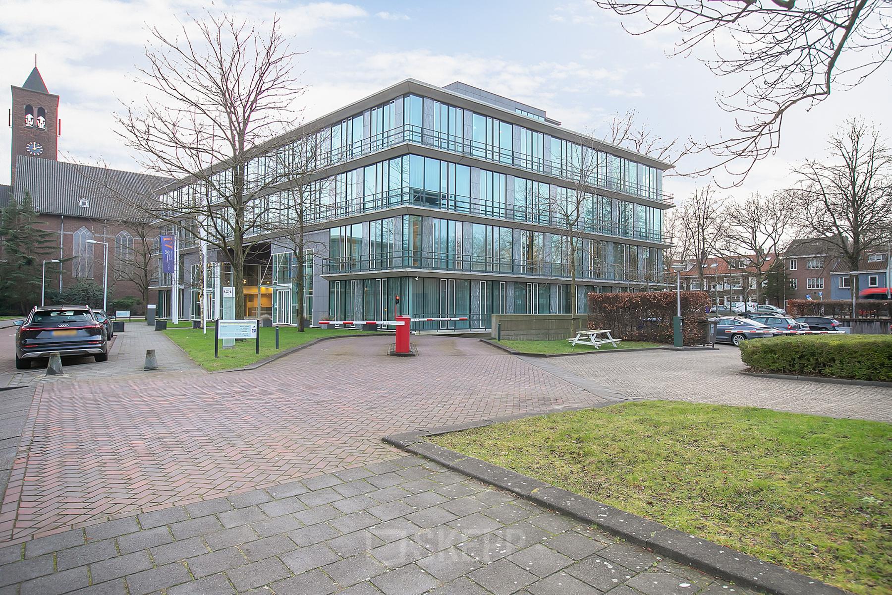 Exterior view of the office building at De Cuserstraat 91 in Amsterdam Buitenveldert, ideal for office space rental with ample parking and modern design.