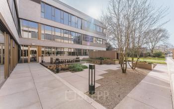 Exterior view of Walborg 2A in Amsterdam Buitenveldert, showcasing a modern office building with landscaped outdoor areas. Ideal for businesses seeking office space rental.