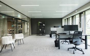 Spacious office to rent at Walborg 2A, Amsterdam Buitenveldert, featuring modern workstations with large windows offering natural light.