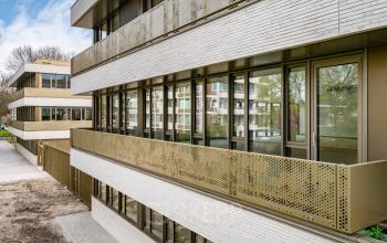 View of the exterior of an office building at Walborg 2A, Amsterdam Buitenveldert, ideal for office space rental.