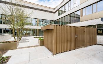 Exterior view of office space for rent at Walborg 2A in Amsterdam Buitenveldert, showcasing a modern building with large windows and landscaping.