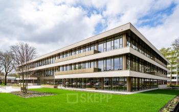 Exterior view of the Walborg 2A office building in Amsterdam Buitenveldert, showcasing a modern facade and green surroundings available for office space rental.