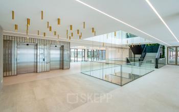 Spacious and modern entrance area at Walborg 2A, Amsterdam Buitenveldert, highlighting elegant lighting and minimalistic design ideal for office space rental.