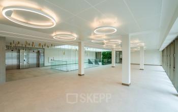 Spacious and modern open floorplan at Walborg 2A, perfect for office space rental in Amsterdam Buitenveldert, featuring sleek lighting and ample space.