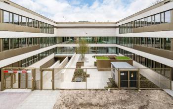 Exterior view of office space to rent at Walborg 2A in Amsterdam Buitenveldert, featuring a modern office building with large windows and secured entry.