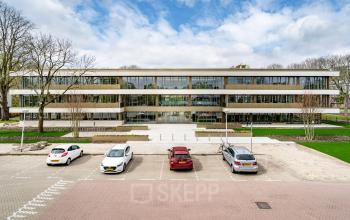Exterior view of Walborg 2A, a modern office building in Amsterdam Buitenveldert, ideal for office space rental with ample parking available.