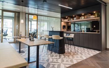 Modern and stylish office space at Walborg 2A, Amsterdam Buitenveldert, featuring a furnished open floorplan ideal for office space rental with seating and decorative lighting.