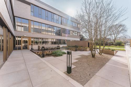 Exterior view of Walborg 2A in Amsterdam Buitenveldert, showcasing a modern office building with landscaped outdoor areas. Ideal for businesses seeking office space rental.
