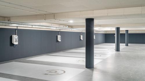 Spacious underground parking area for office space rental at Walborg 2A, Amsterdam Buitenveldert, featuring designated parking spots and electric vehicle charging stations.