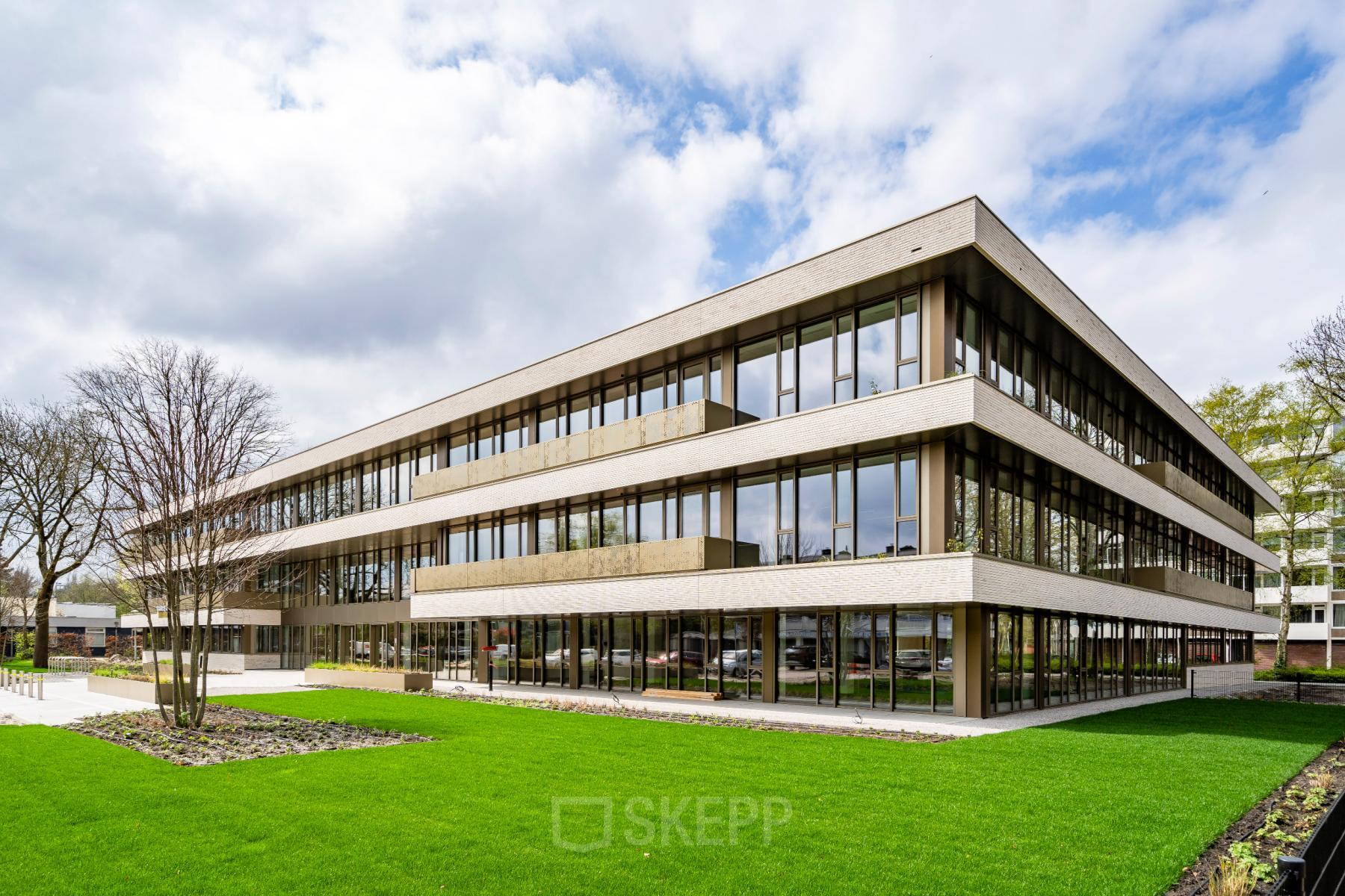 Exterior view of the Walborg 2A office building in Amsterdam Buitenveldert, showcasing a modern facade and green surroundings available for office space rental.