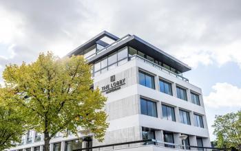 Exterior view of an office building at Zwaansvliet 1, Amsterdam Buitenveldert, suitable for office space rental.