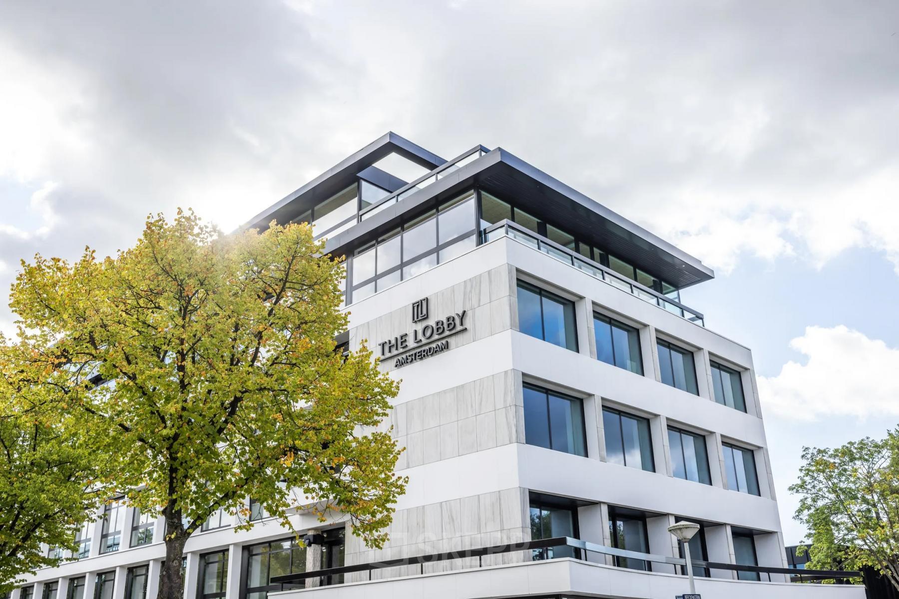 Exterior view of an office building at Zwaansvliet 1, Amsterdam Buitenveldert, suitable for office space rental.