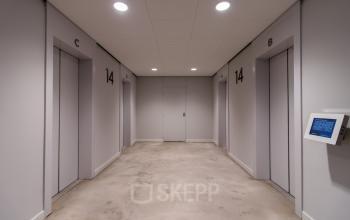 Modern corridor inside Buitenveldertselaan 102-120 office space rental in Amsterdam Buitenveldert featuring secure access control.