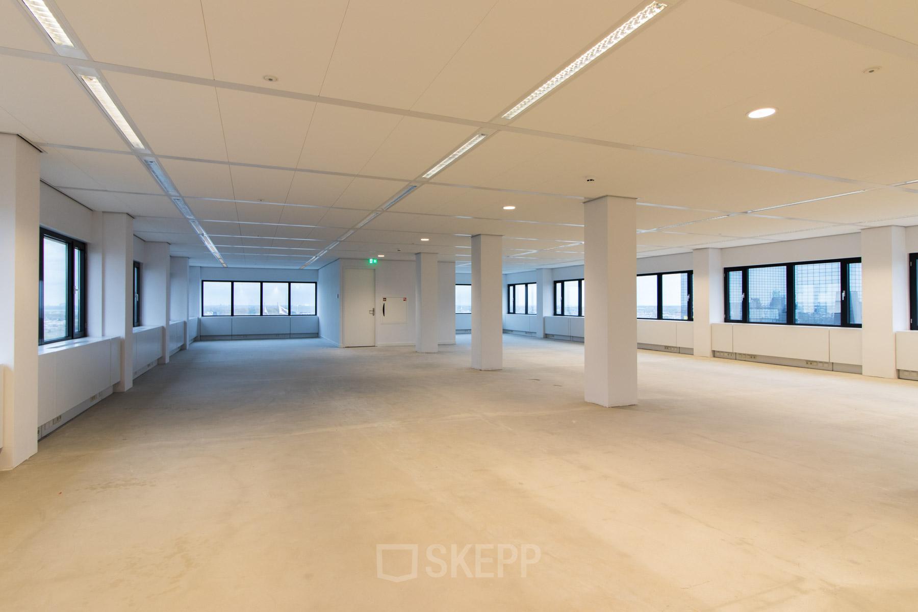 Spacious, unfurnished office to rent at Buitenveldertselaan 102-120, Amsterdam Buitenveldert, featuring large windows and ample natural light.
