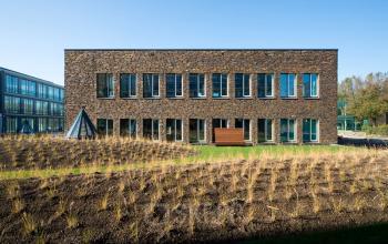 Exterior view of office building located at De Cuserstraat 85, Amsterdam Buitenveldert, Amsterdam with modern architecture and large windows, available for office space rental.
