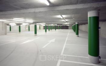 Parking area at De Cuserstraat 85 in Amsterdam Buitenveldert with marked parking spaces and green pillars.