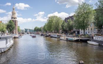 Scenic canal view at Oudeschans 21, capturing the essence of Amsterdam Center, ideal for businesses seeking a unique office space rental.