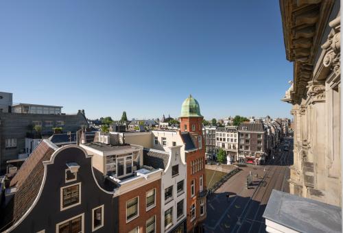 View of Amsterdam Center from Leidsestraat 32, showcasing historic rooftops and vibrant city life, ideal for those looking to rent office space in a lively location.