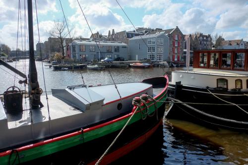 Exterior view of boats docked near Prinseneiland 23A in Amsterdam Center, with office spaces nearby, available for rent.