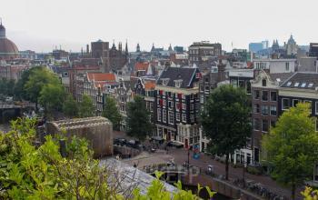 A scenic view of Amsterdam Center with historic buildings near Singel 126, highlighting the bustling environment around potential office space rentals.